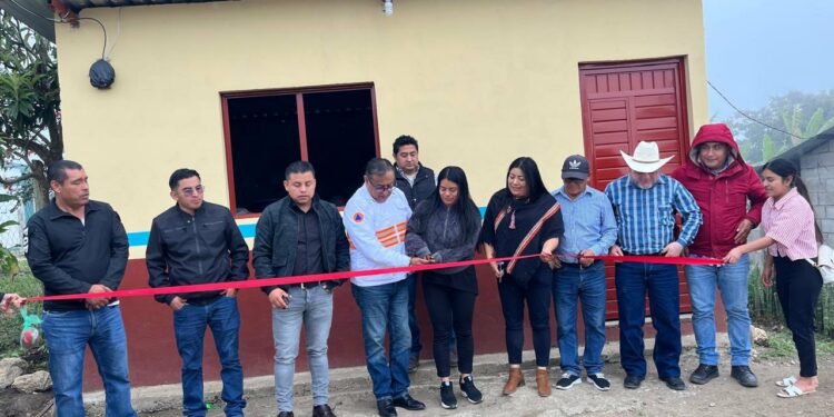 Entregó cuartos dormitorios en El Naranjo