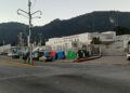 Obligan a familiares de pacientes a dormir a la intemperie