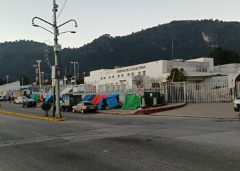 Obligan a familiares de pacientes a dormir a la intemperie
