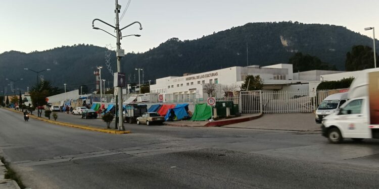 Obligan a familiares de pacientes a dormir a la intemperie