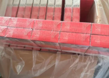 Autoridades decomisan casi 20 toneladas de tabaco ilegal y 954 mil cajetillas en el AICM