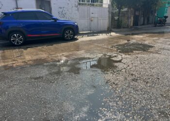 Reportan fuga de agua, ayuntamiento y SMAPA ignoran
