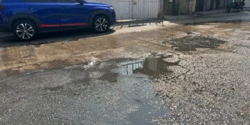 Reportan fuga de agua, ayuntamiento y SMAPA ignoran