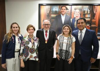 El gobernador Eduardo Ramírez entrega reconocimiento a Kershenobich