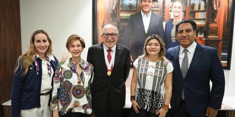 El gobernador Eduardo Ramírez entrega reconocimiento a Kershenobich