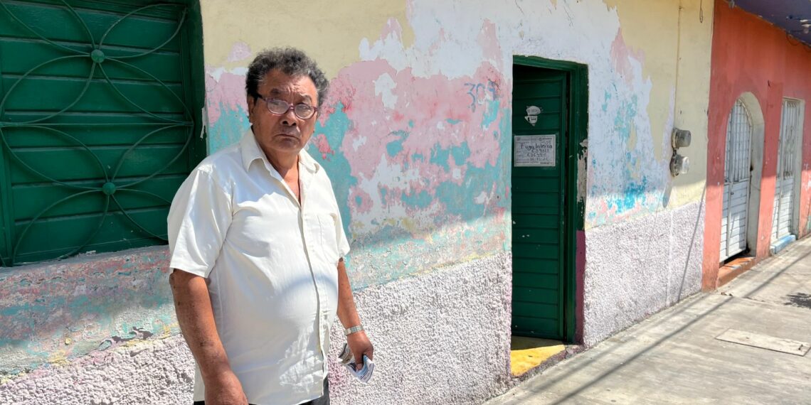 Adulto mayor denuncia cobros excesivos del SMAPA