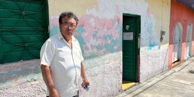 Adulto mayor denuncia cobros excesivos del SMAPA