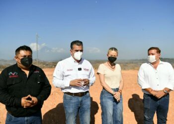 Avanzan labores de control y enfriamiento en incendio del sitio de residuos de Tapachula: Yamil Melgar