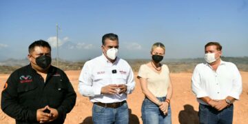 Avanzan labores de control y enfriamiento en incendio del sitio de residuos de Tapachula: Yamil Melgar