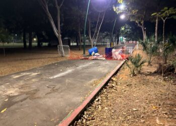 La pista de tartán presenta tramos sin terminar y circuitos parcialmente cerrados.
