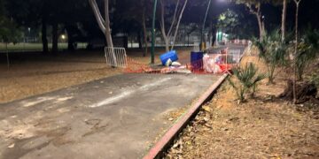 La pista de tartán presenta tramos sin terminar y circuitos parcialmente cerrados.