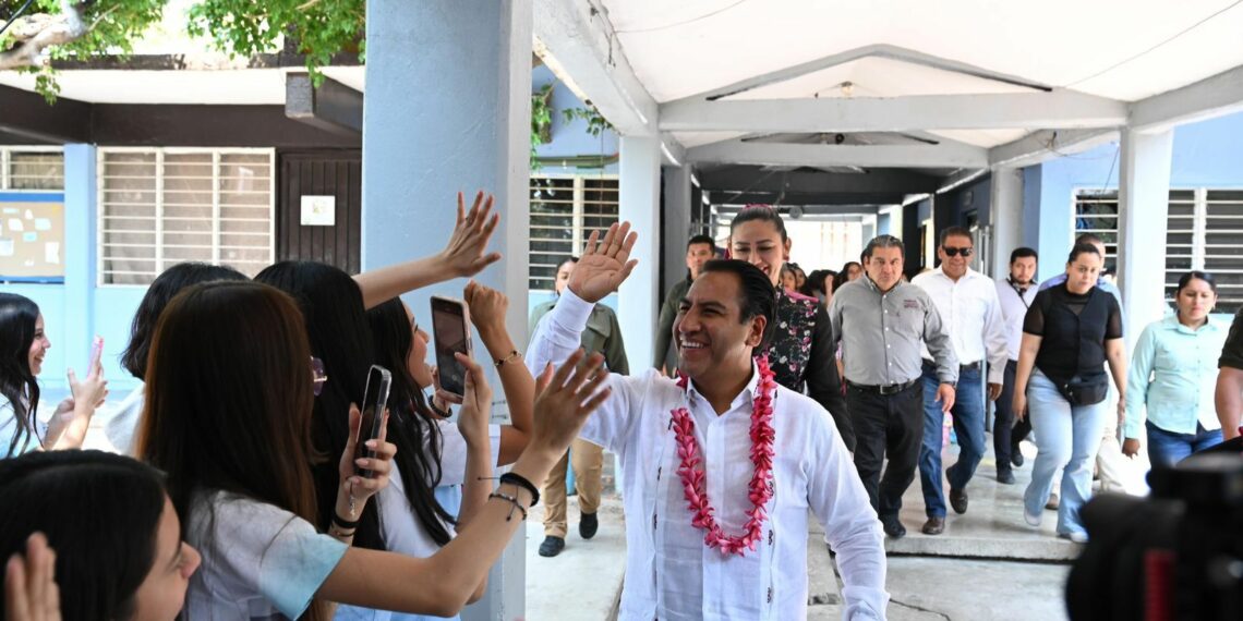 Beneficiaron con calzado deportivo a estudiantes de la Escuela Primaria Salomón González Blanco