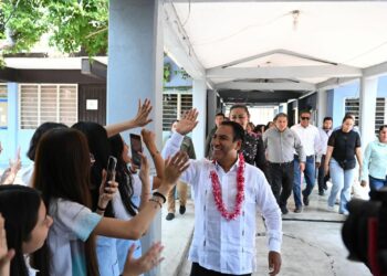 Beneficiaron con calzado deportivo a estudiantes de la Escuela Primaria Salomón González Blanco