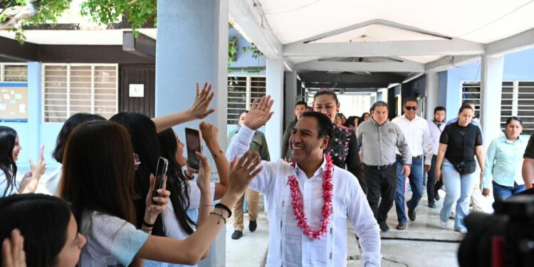 Beneficiaron con calzado deportivo a estudiantes de la Escuela Primaria Salomón González Blanco
