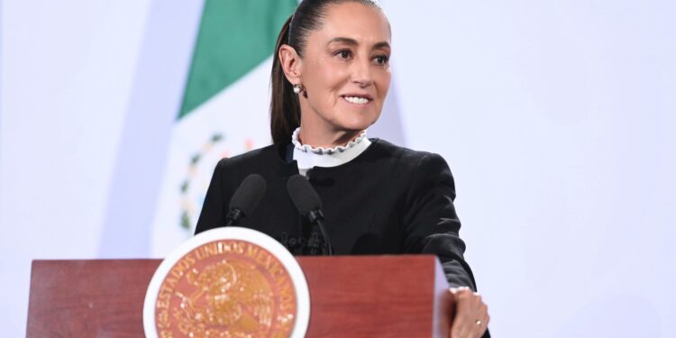 Encabezó el corte de listón inaugural en la estación Vasco de Quiroga