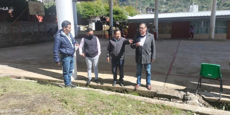 Osmar Velasco rehabilitará escuelas en Pantepec