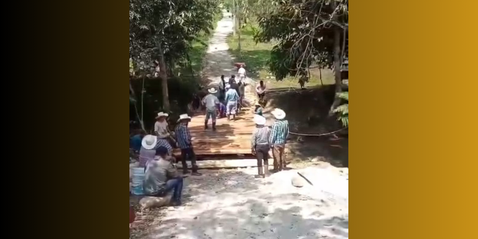 Pobladores de Ocosingo levantan un puente con recursos propios tras más de un año sin respuesta.