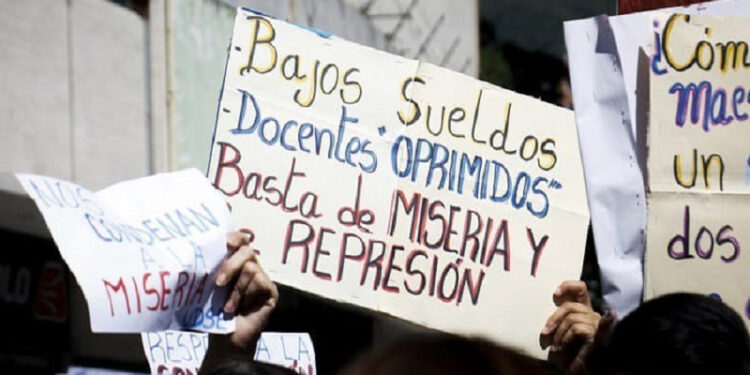 Inicio del plantón de la CNTE en el Zócalo