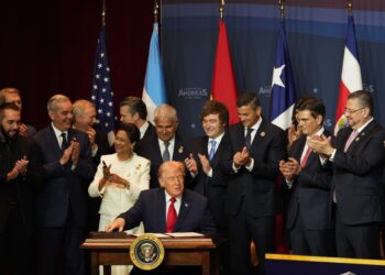 Entre el chantaje del «Tucán» y la sombra de Trump