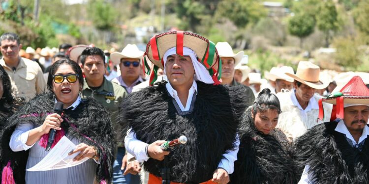 CHAMULA Y MITONTIC. Ramírez Aguilar lleva agua potable a comunidades olvidadas