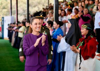 Presidenta encabezó homenaje a las mujeres de las Fuerzas Armadas