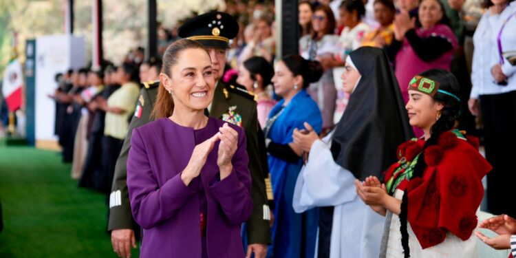 Presidenta encabezó homenaje a las mujeres de las Fuerzas Armadas