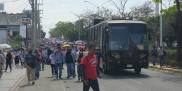 Docentes exigen reformas en educación y seguridad social.