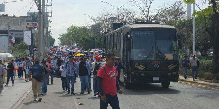 Docentes exigen reformas en educación y seguridad social.
