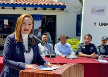 Entregan certificación y equipo a policías