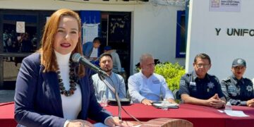 Entregan certificación y equipo a policías