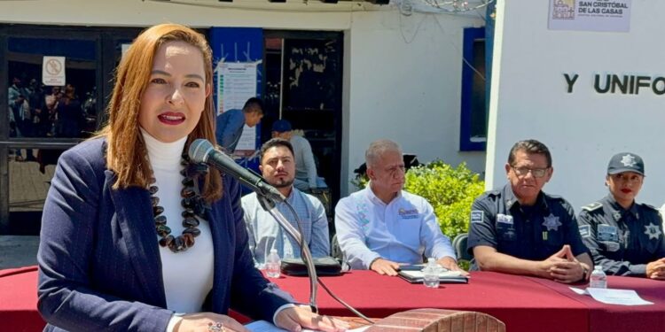 Entregan certificación y equipo a policías