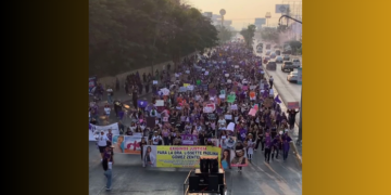 Marchan mujeres en Tuxtla