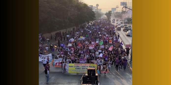 Marchan mujeres en Tuxtla