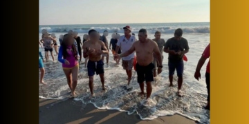 Rescatan a tuxtlecos en Puerto Arista