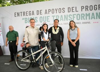 BICIS QUE TRANSFORMAN. Gobernador entrega bicicletas a estudiantes