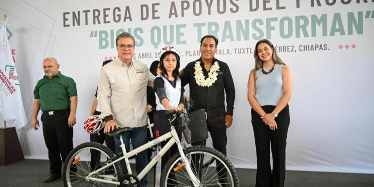 BICIS QUE TRANSFORMAN. Gobernador entrega bicicletas a estudiantes