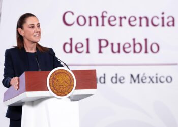 La mano suave de una mujer firme