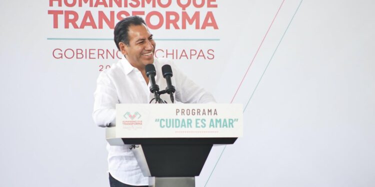 “CUIDAR ES AMAR”. Eduardo Ramírez entrega apoyos