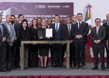 CLAUDIA SHEINBAUM. Firma acuerdo para gasolina más barata