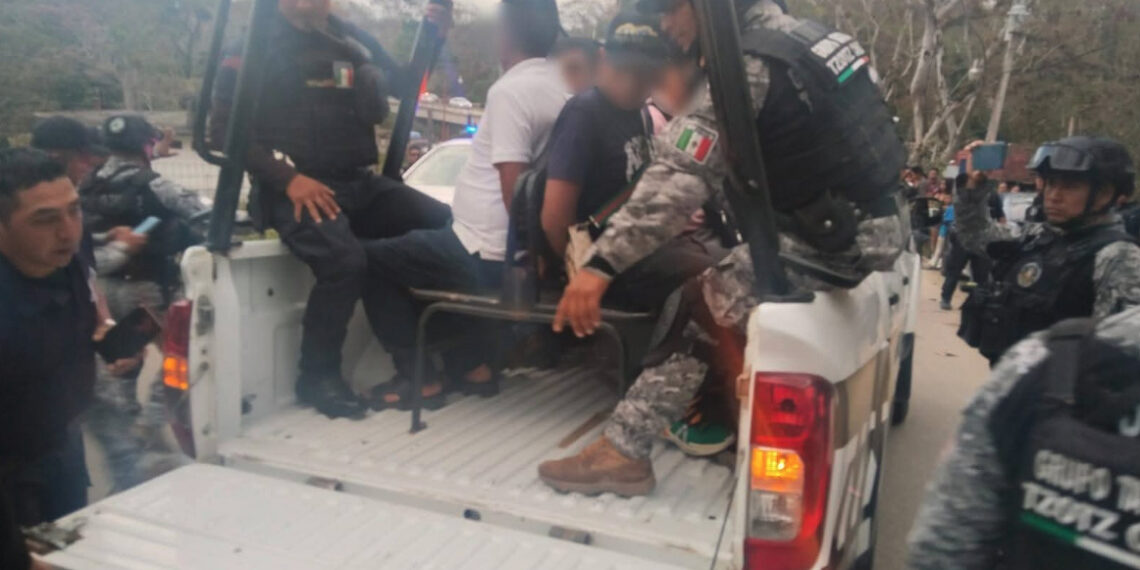 ¡POR EBRIOS! Detienen a policías de Tenejapa a bordo de patrulla