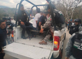 ¡POR EBRIOS! Detienen a policías de Tenejapa a bordo de patrulla