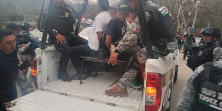 ¡POR EBRIOS! Detienen a policías de Tenejapa a bordo de patrulla