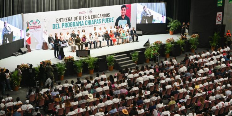 RAMÍREZ AGUILAR. Entregó kits a 120 mil educandos del programa Chiapas Puede
