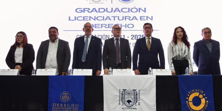 NUEVA GENERACIÓN. Egresados de la licenciatura de Derecho