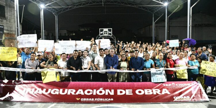 Habitantes de la colonia San Juan agradecen a Yamil Melgar por construcción de cancha techada