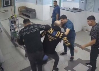 Familiares atacan a golpes a médico tras recibir trágica noticia en el hospital; él intentó esconderse | VIDEO