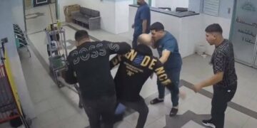 Familiares atacan a golpes a médico tras recibir trágica noticia en el hospital; él intentó esconderse | VIDEO