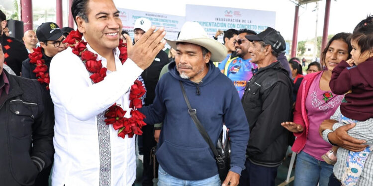 BERRIOZÁBAL-VISTAHERMOSA. Ramírez Aguilar pavimenta camino