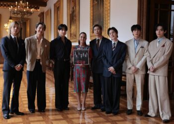 DIPLOMACIA CULTURAL. BTS saluda a 50 mil fans desde el balcón de Palacio Nacional