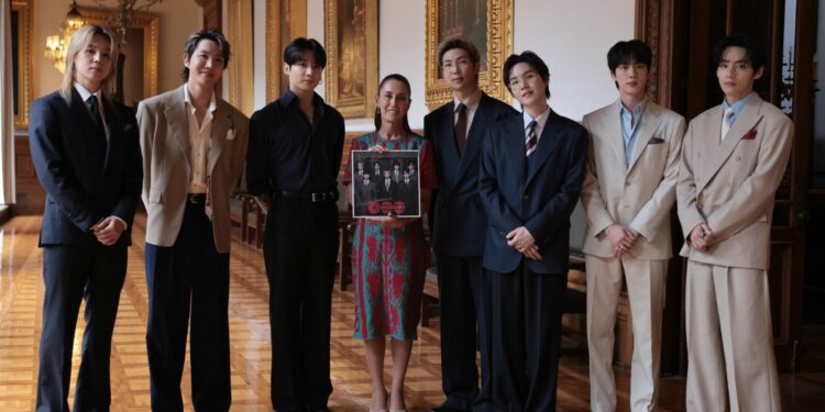 DIPLOMACIA CULTURAL. BTS saluda a 50 mil fans desde el balcón de Palacio Nacional